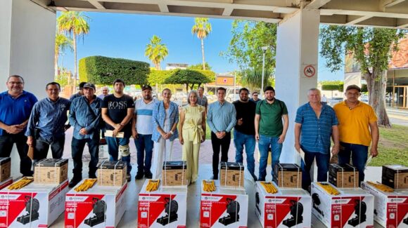 Benefician en Guamúchil, Sinaloa, a 43 emprendedores; entregan equipos a barberos, panaderos, cocineros, carpinteros y herreros