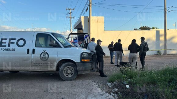 Con mensaje en cartulina localizan asesinado a un hombre en La Presita, al norte de Culiacán, Sinaloa