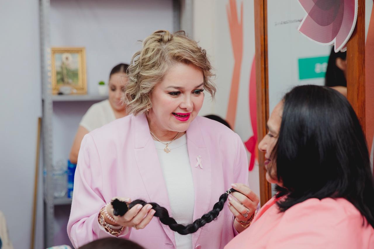 Eneyda Rocha en la entrega de pelucas oncológicas a mujeres con cáncer de mama