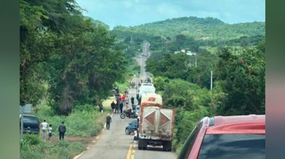 Enfrentamiento entre civiles armados y Defensa cierra la carretera Mazatlán–Culiacán