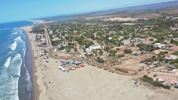 ¡La entrada a La Ensenadita, médanos y hasta el mar! Este es el polígono que reclama particular en playa de Guasave, Sinaloa