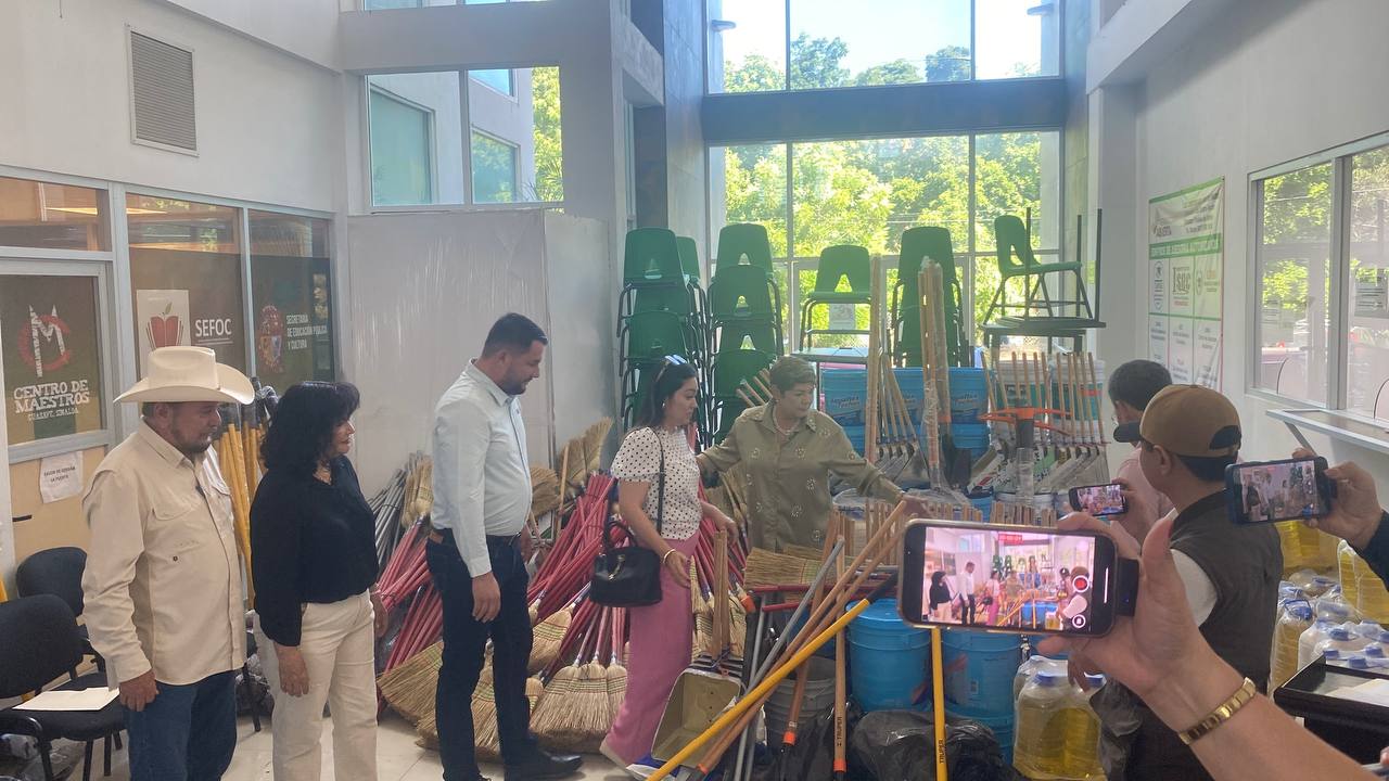 entrega de equipamentos en kinder y primarias en guasave