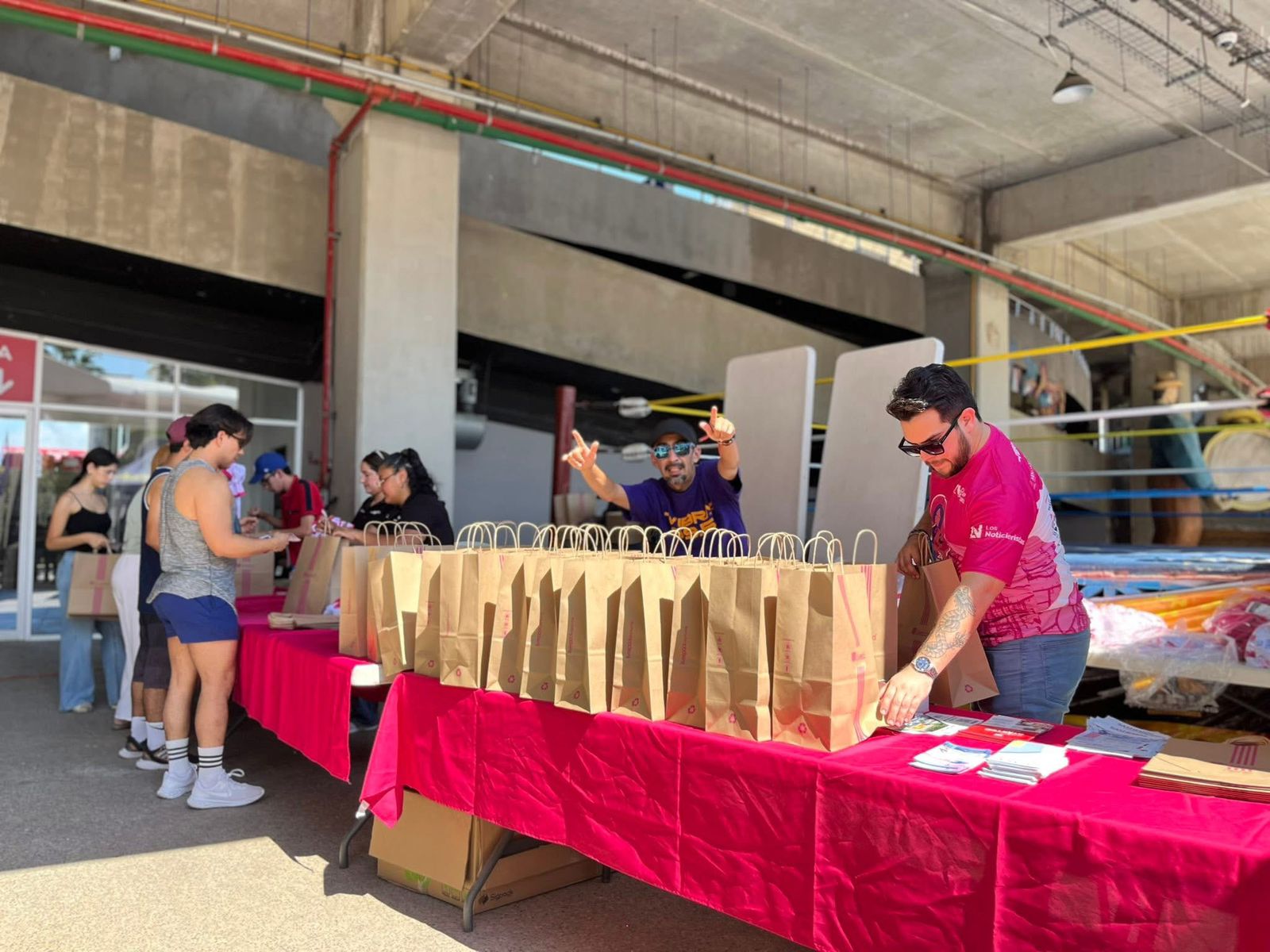 Entrega de kits para la Carrera Rosa en Mazatlán