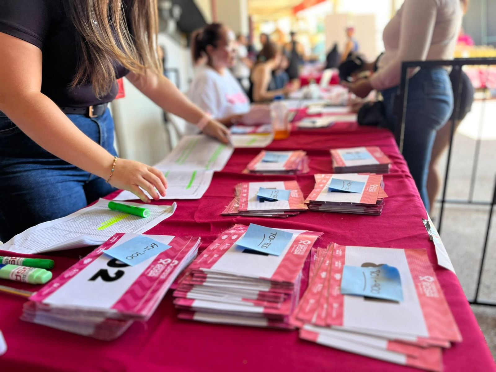 Entrega de kits para la Carrera Rosa en Mazatlán