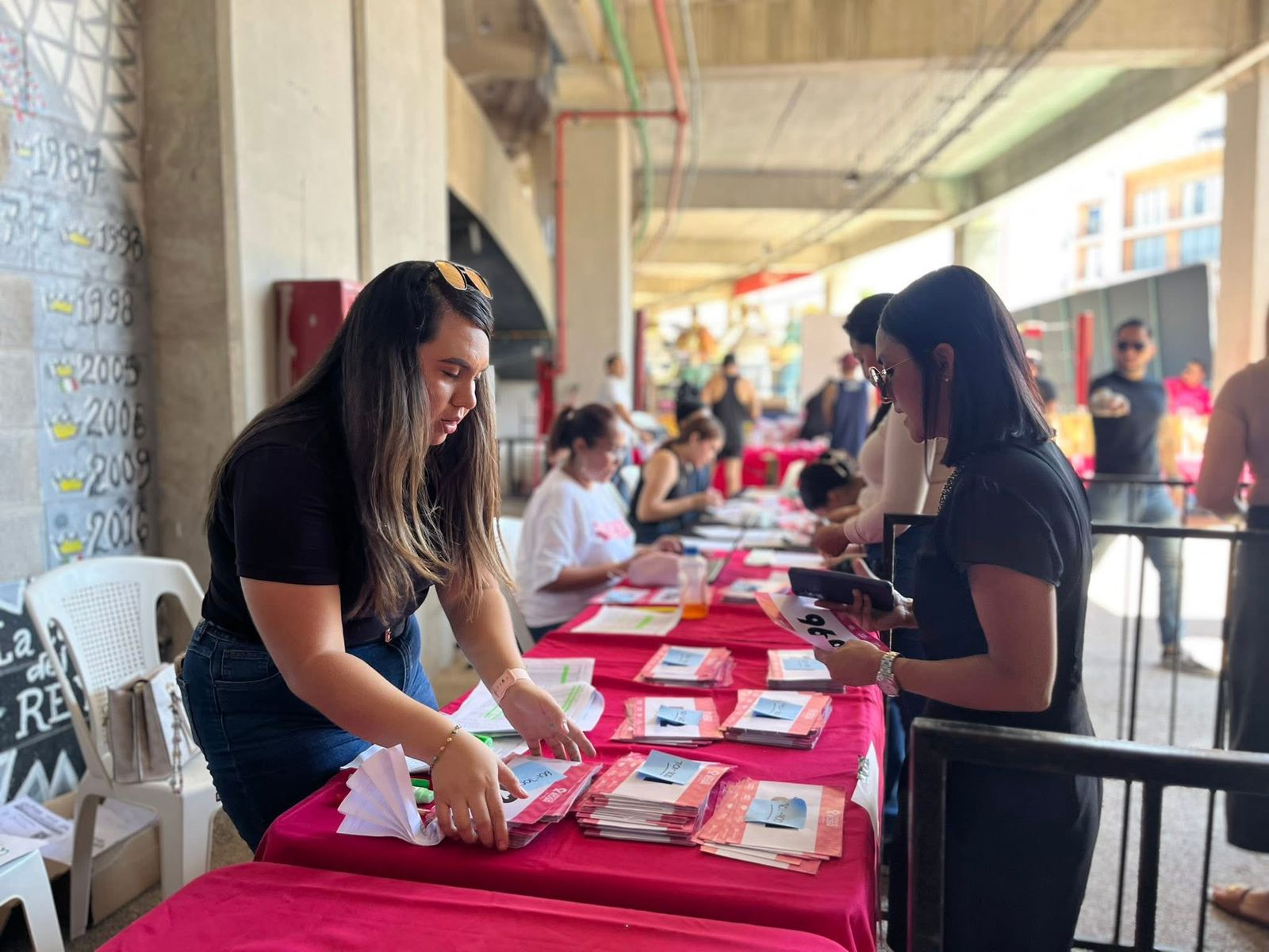 Entrega de kits para la Carrera Rosa en Mazatlán
