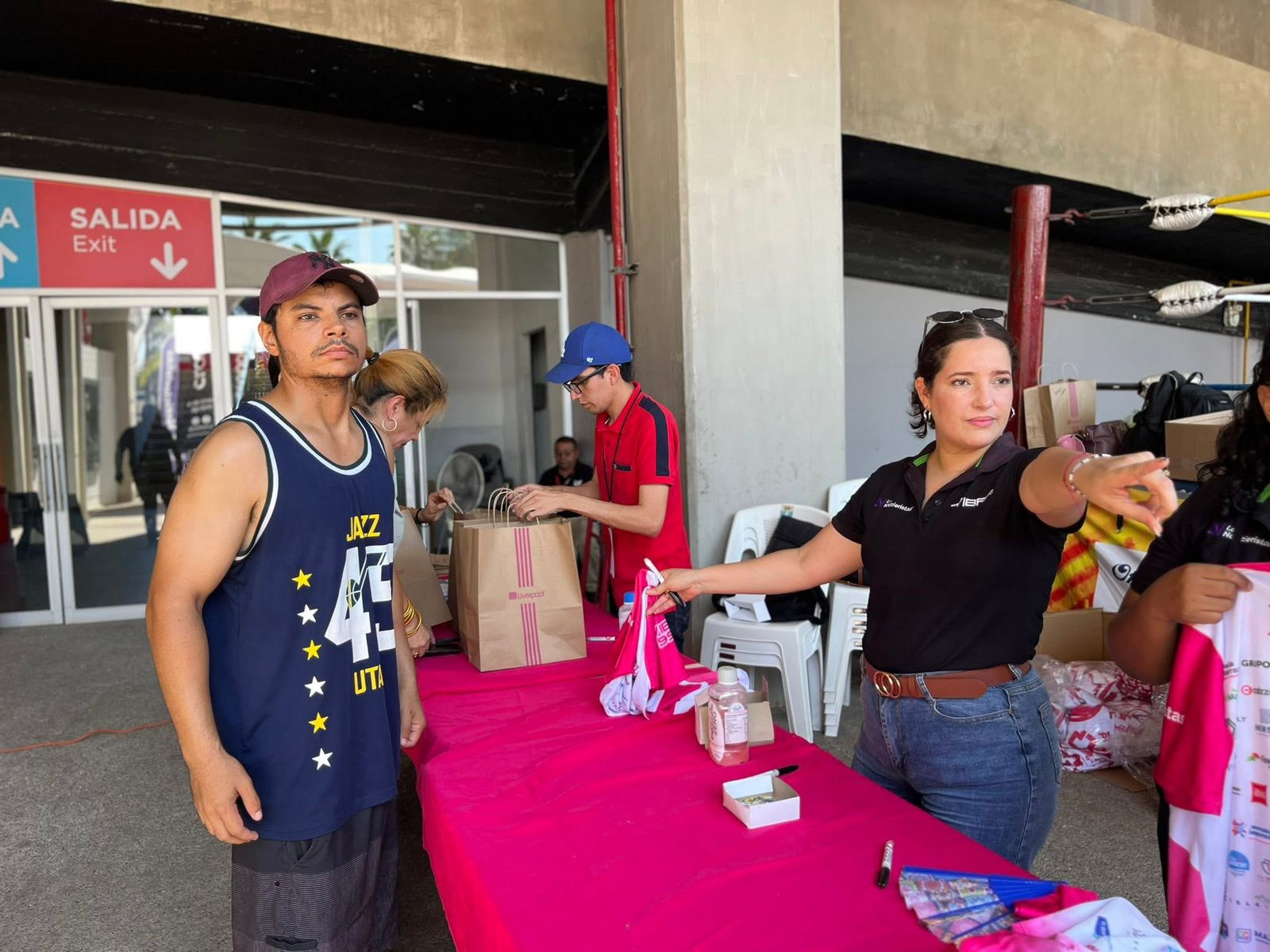 Entrega de kits para la Carrera Rosa en Mazatlán