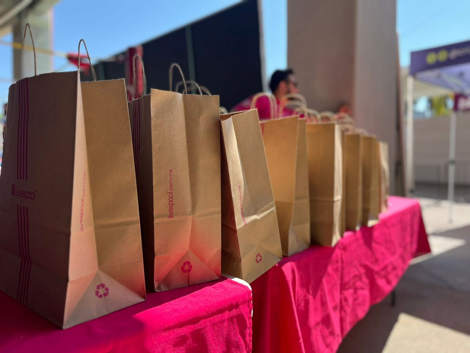 Entrega de kits para la Carrera Rosa en Mazatlán