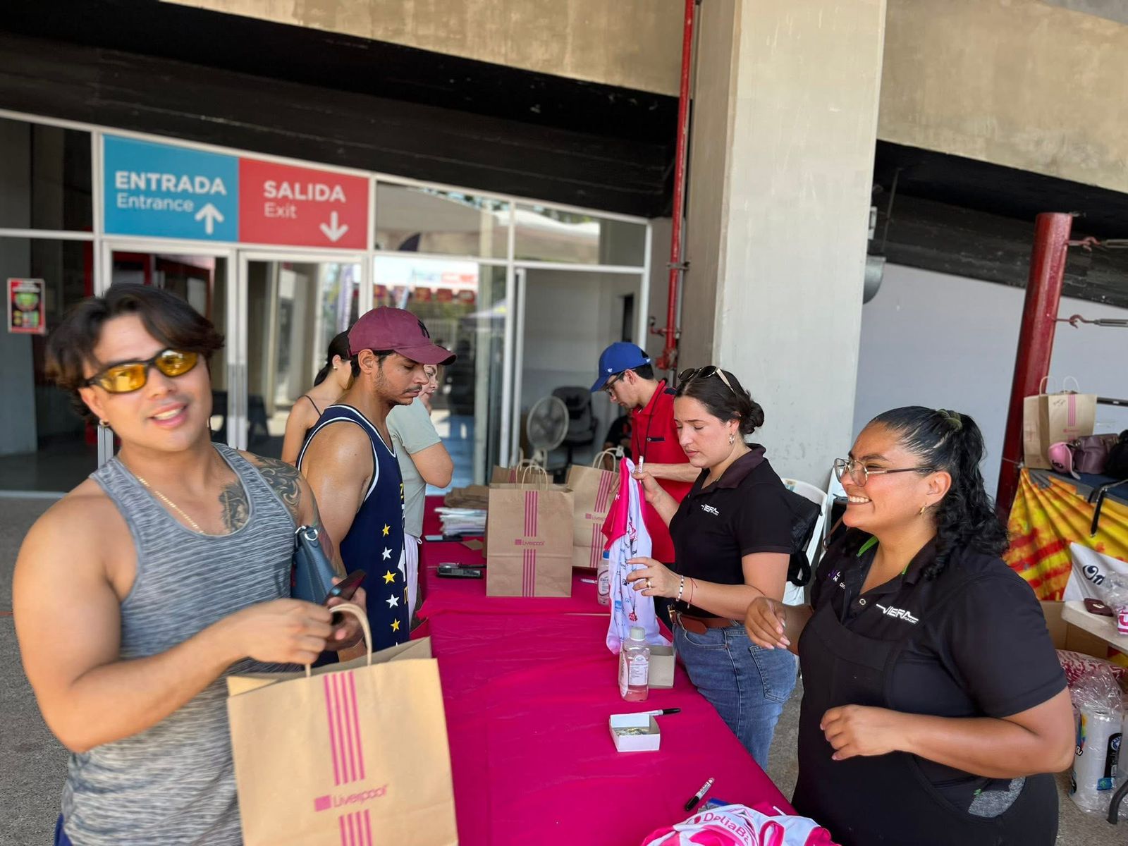 Entrega de kits para la Carrera Rosa en Mazatlán