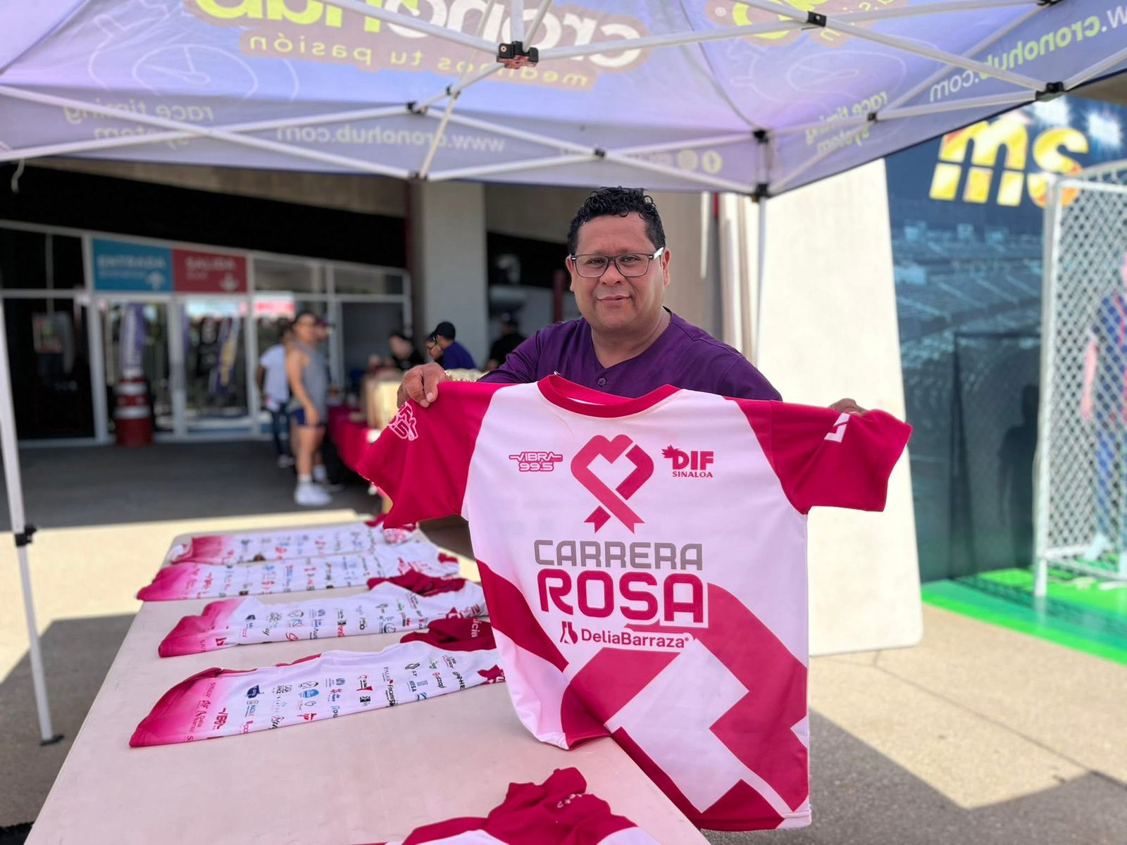 Entrega de kits para la Carrera Rosa en Mazatlán
