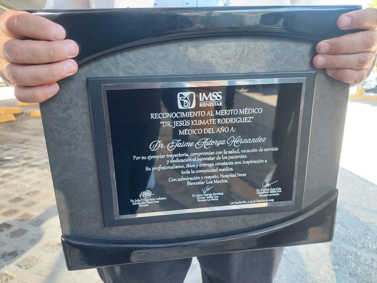 Entrega de reconocimientos a doctores del IMSS Bienestar Los Mochis