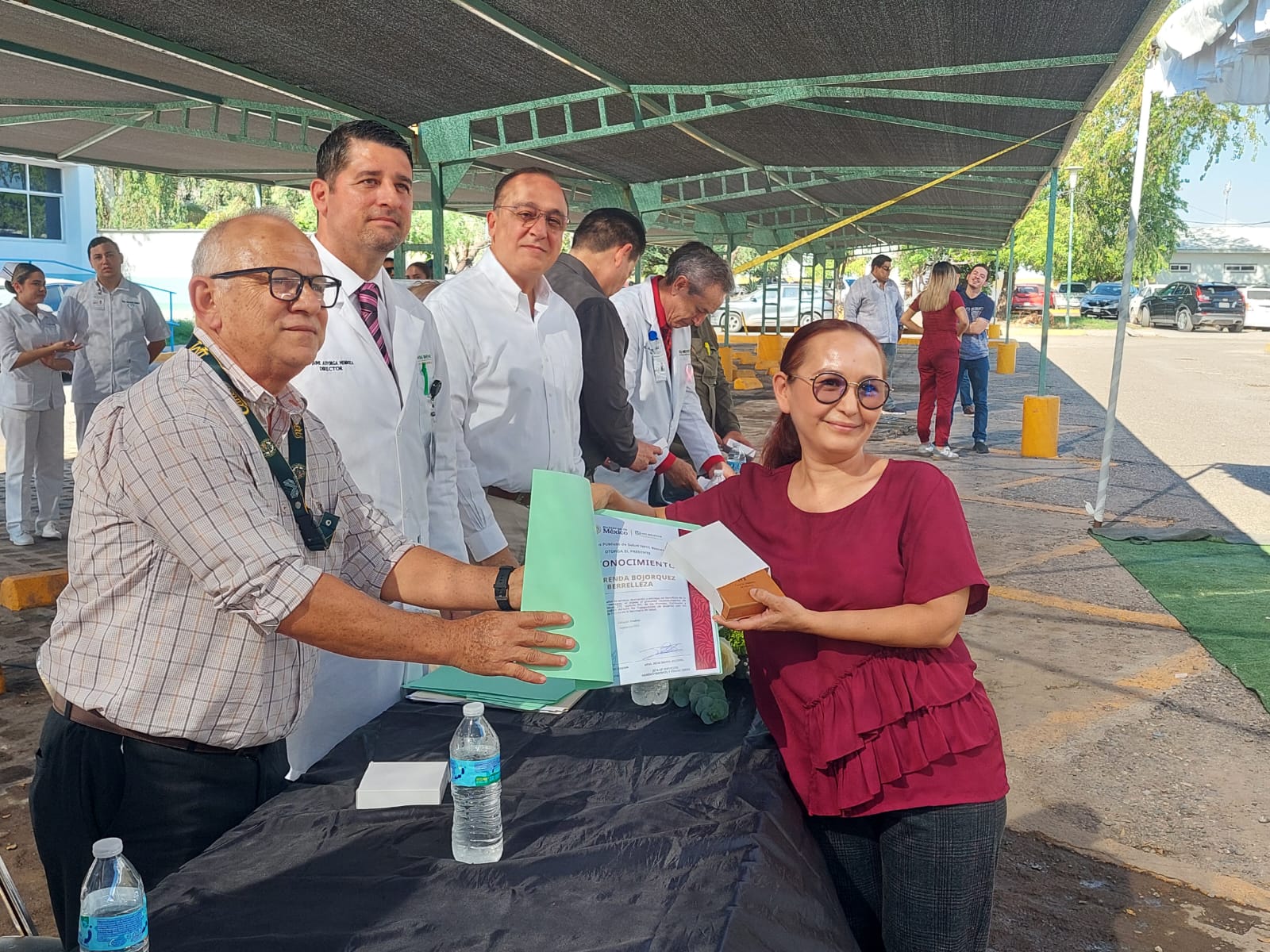 Entrega de reconocimientos a doctores del IMSS Bienestar Los Mochis