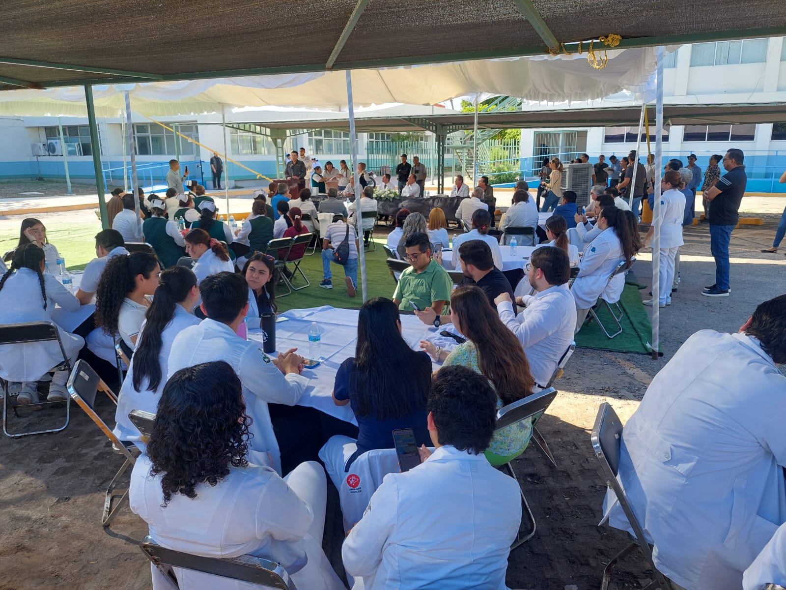Entrega de reconocimientos a doctores del IMSS Bienestar Los Mochis