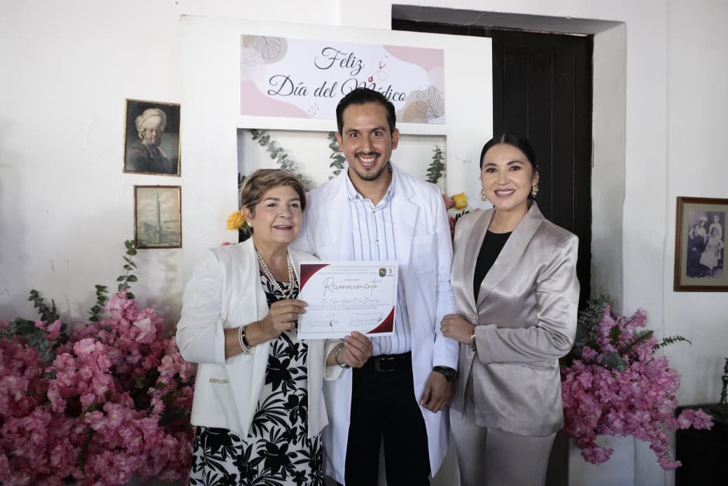 Ayuntamiento de Guasave entrega reconocimiento a médicos