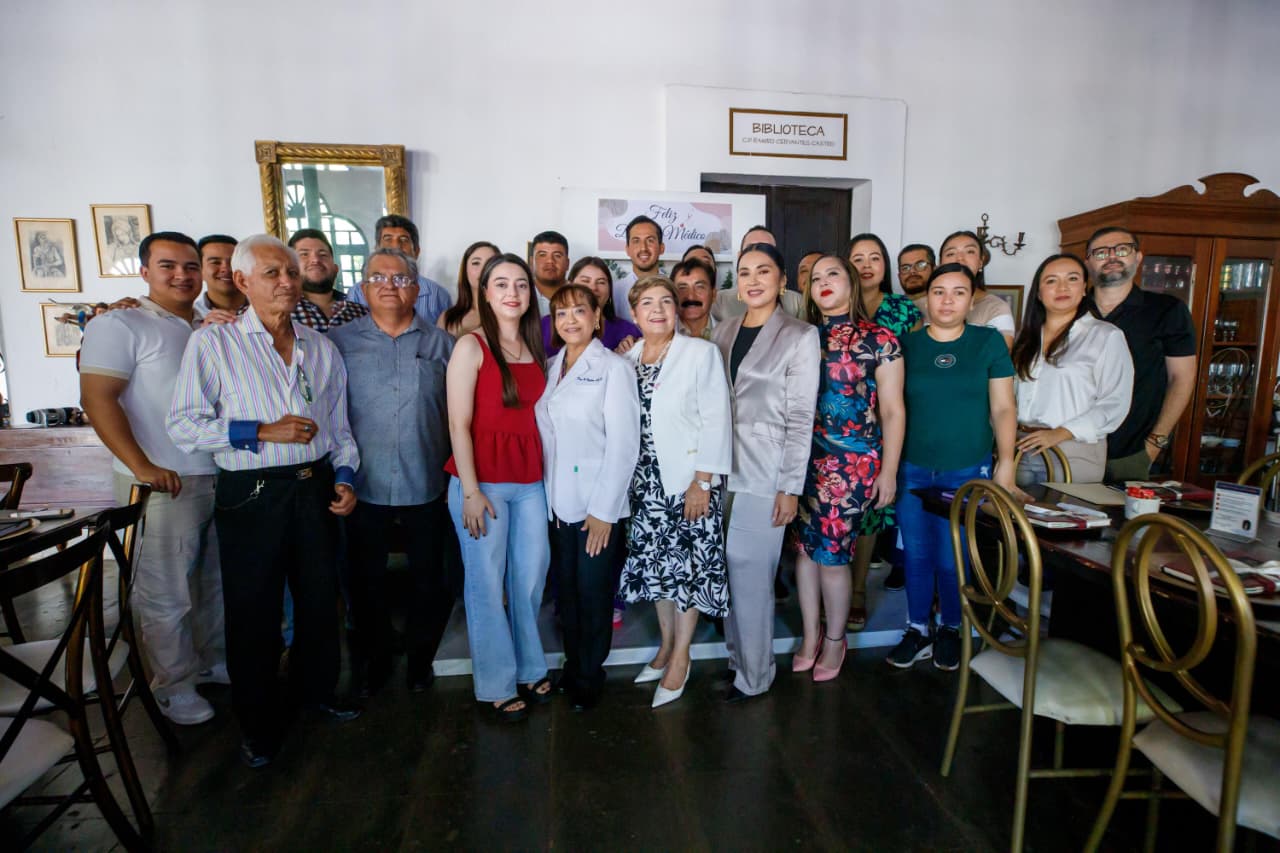 Ayuntamiento de Guasave entrega reconocimiento a médicos