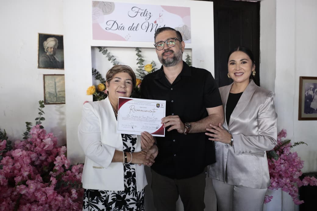 Ayuntamiento de Guasave entrega reconocimiento a médicos
