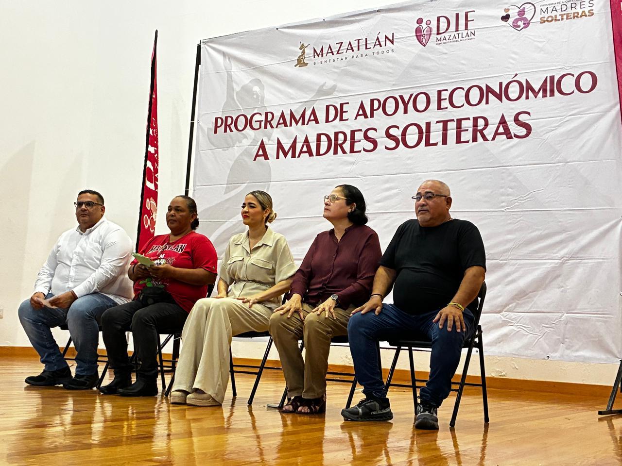 Entregan apoyo a mamás solteras en Mazatlán