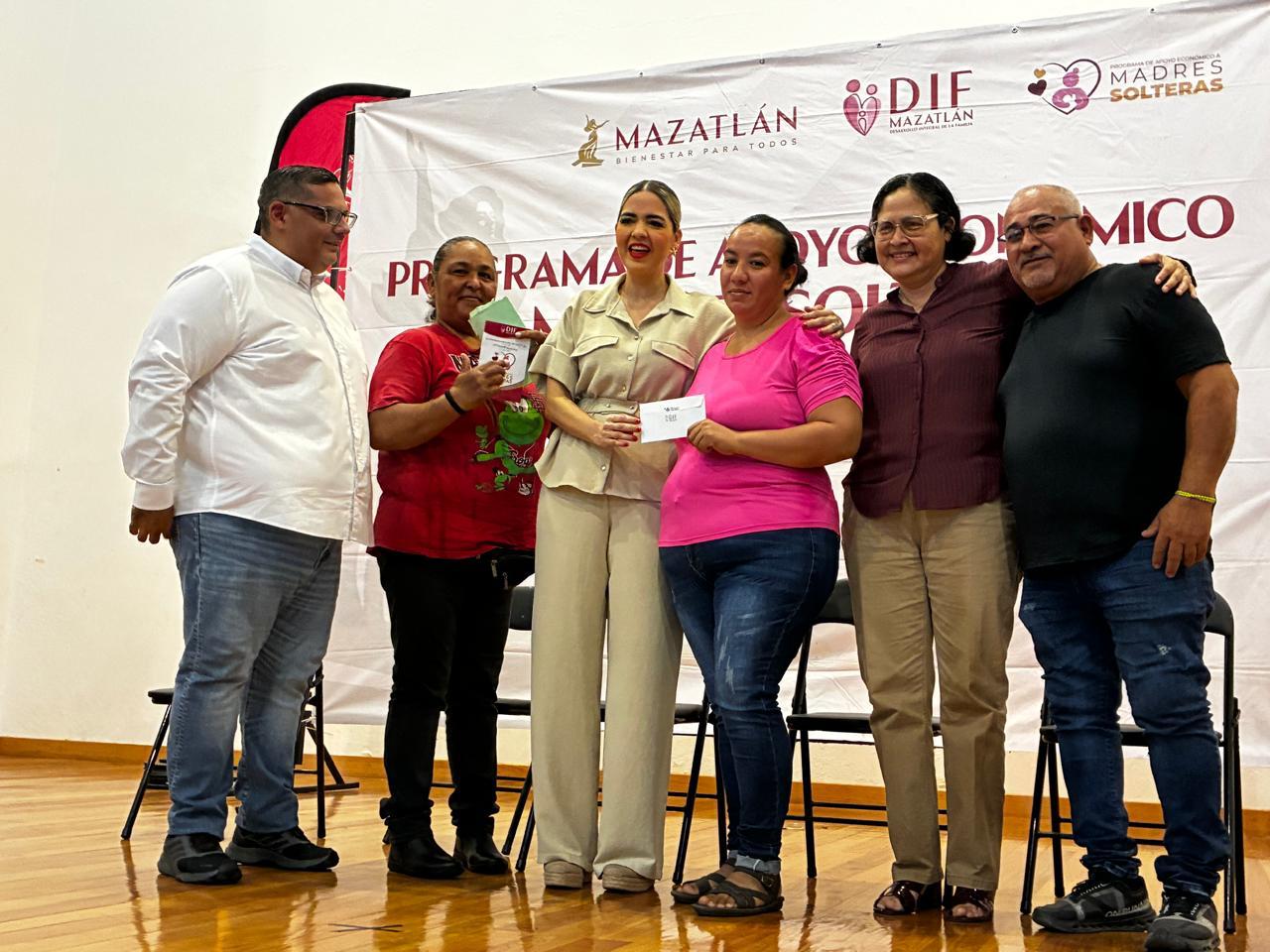 Entregan apoyo a mamás solteras en Mazatlán