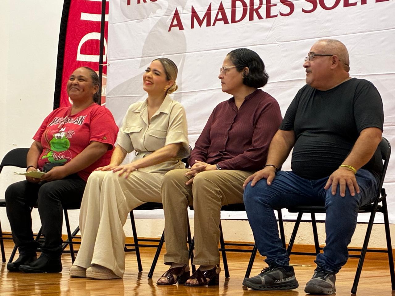 Entregan apoyo a mamás solteras en Mazatlán