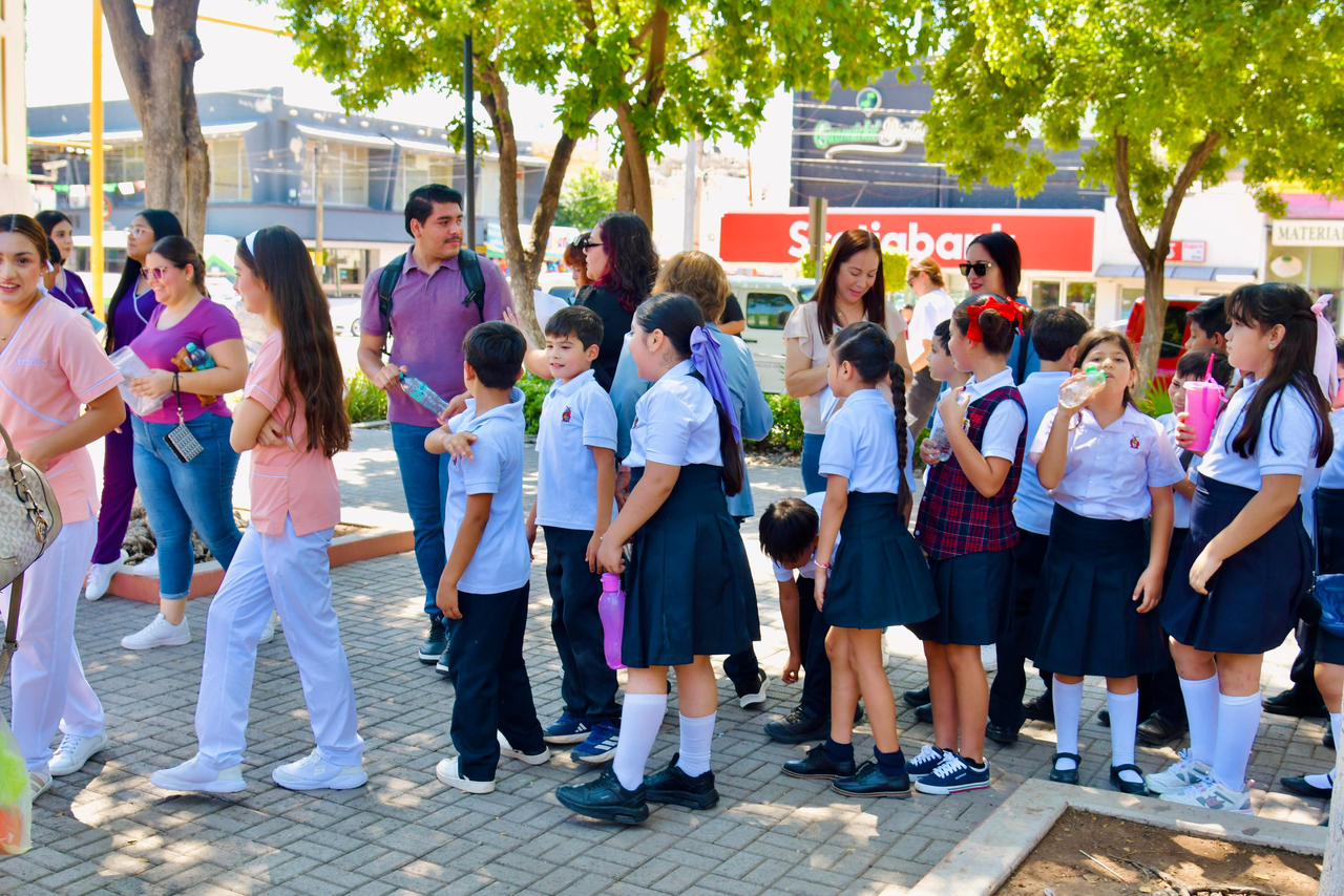 Entregan libros en Guamúchil