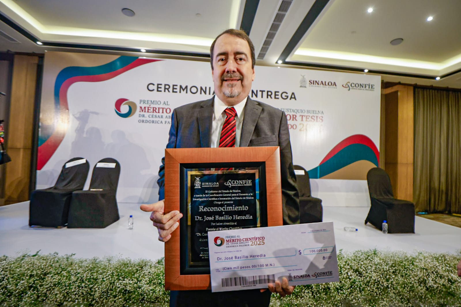 José Basilio Heredia recibe el Premio al Mérito Científico “Dr. César Abelino Ordorica Falomir” 2025