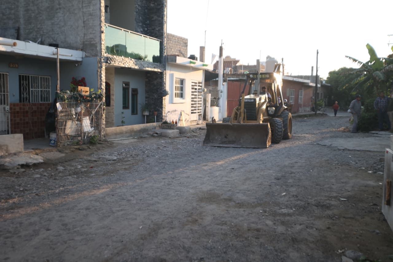 Máquina realizando raspado de calle para pavimentación