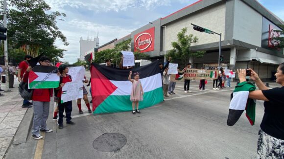 Con ‘cadena humana’ y manifestación pacífica, estudiantes de Culiacán exigen paz por Palestina