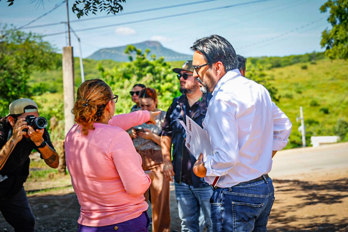 Alcalde de Culiacán entrega escrituras en la colonia Bicentenario
