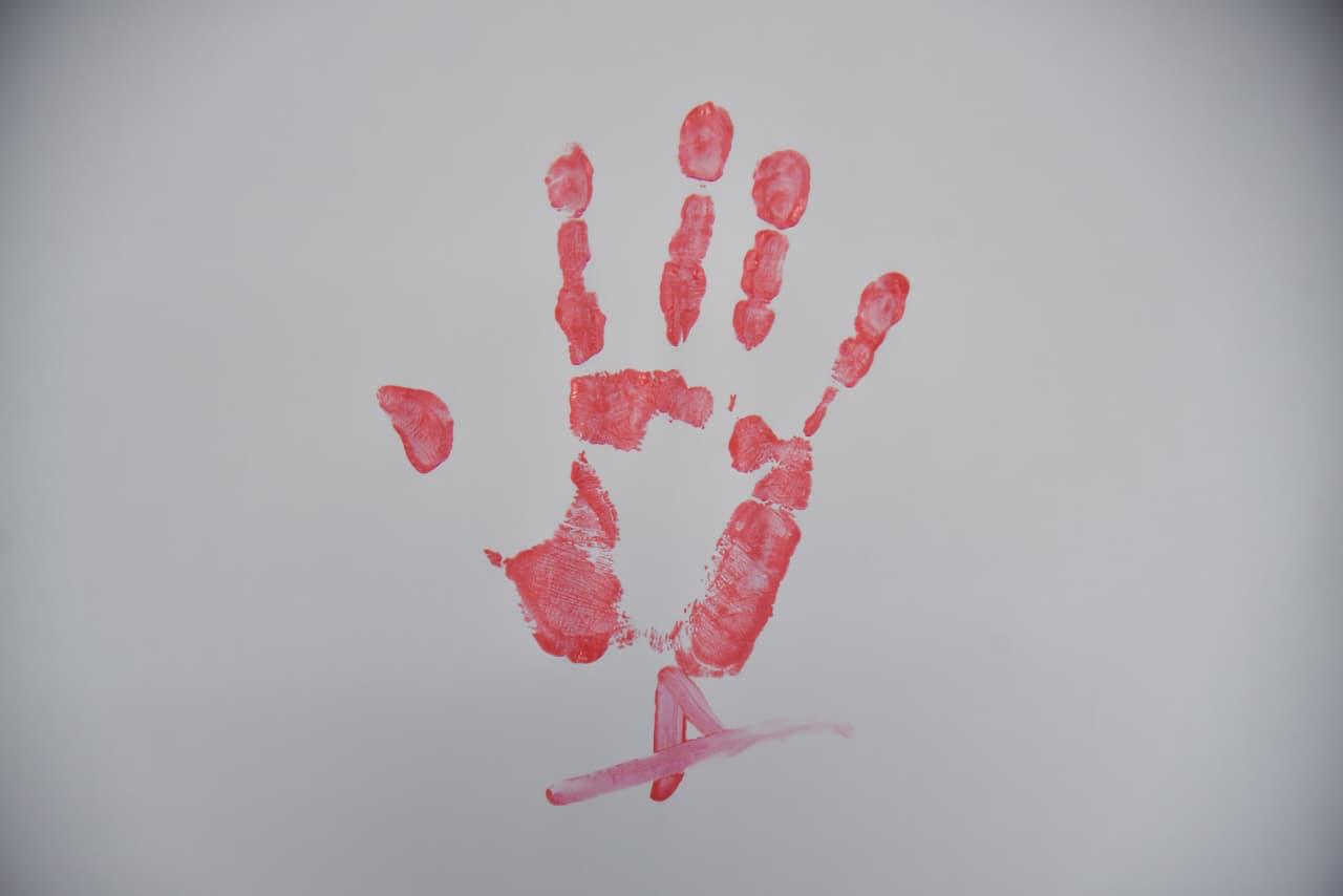 Dejan huellas rosas en mural por la prevención contra el cáncer de mama