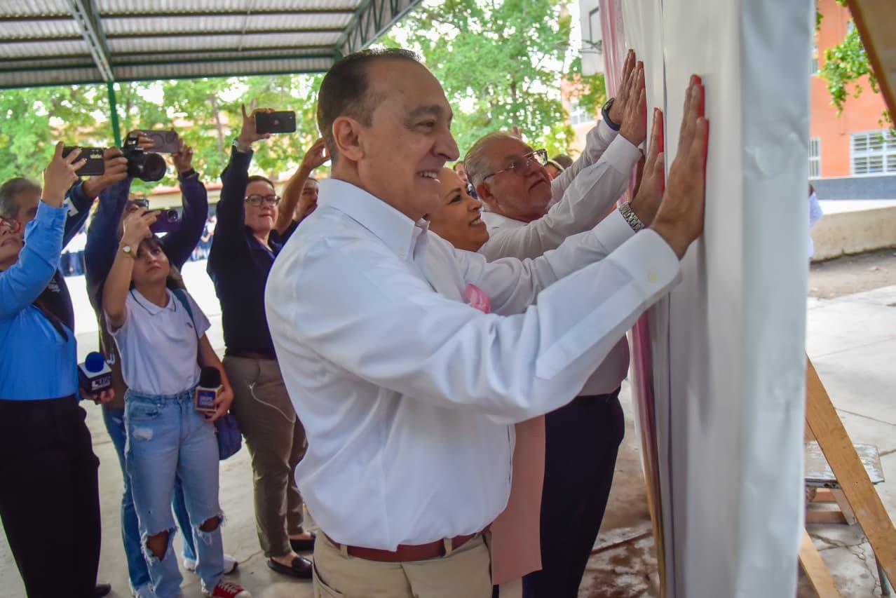 Alcalde de Ahome plasma sus manos en mural sobre la prevención contra el cáncer de mama