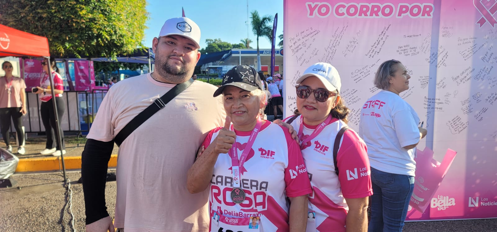 Familia Graciano Bernal en la Carrera Rosa Delia Barraza 2025 en Culiacán, Sin.