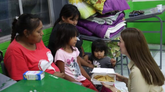 DIF Ahome brindó alimentos y servicio médico a familias resguardadas en el albergue temporal en Cobaes 02, en Los Mochis, Sinaloa