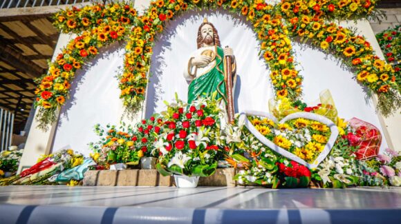 ¡No se olvida del Santo Patrono de las Causas Perdidas! Feligreses visitan la Parroquia de San Judas Tadeo en Culiacán, Sinaloa