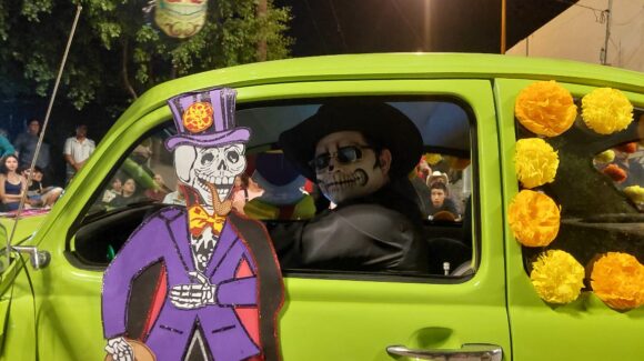 Cientos de familias disfrutan el tradicional Festival Cultural del Día de Muertos en Guamúchil, Sinaloa