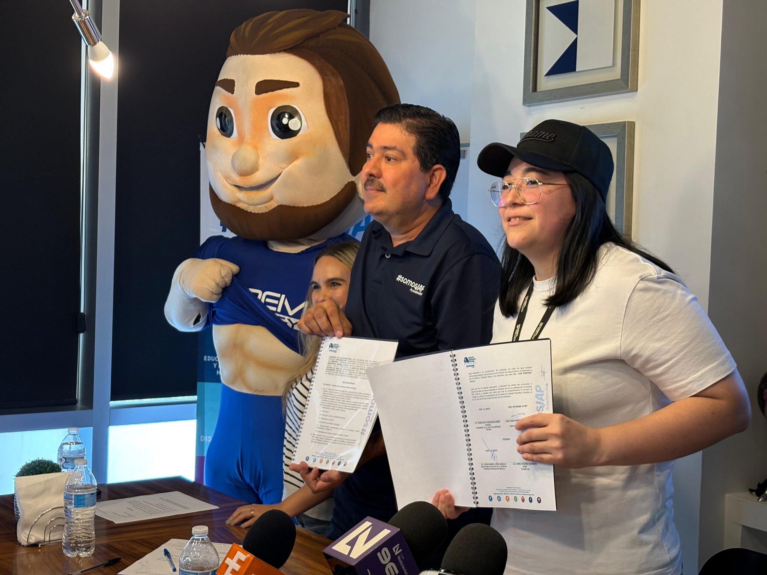 firma de convenio de colaboración entre la Junta de Asistencia Privada y Extreme Gym