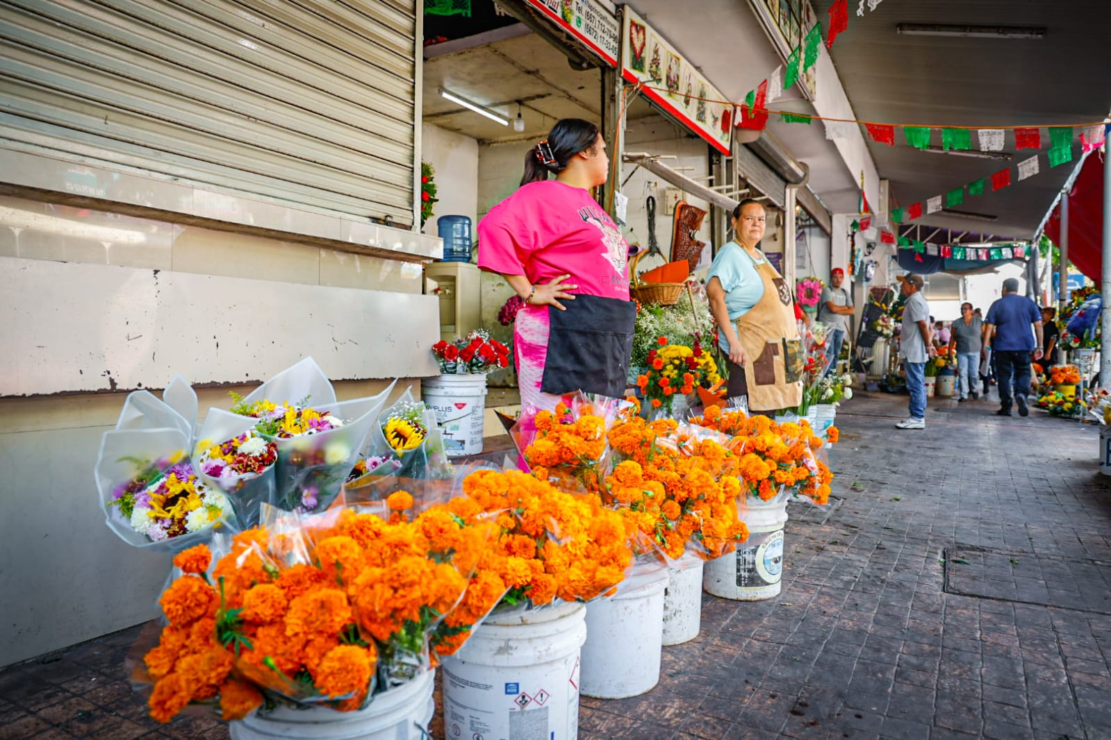 Venta de flores para el Día de Muertos