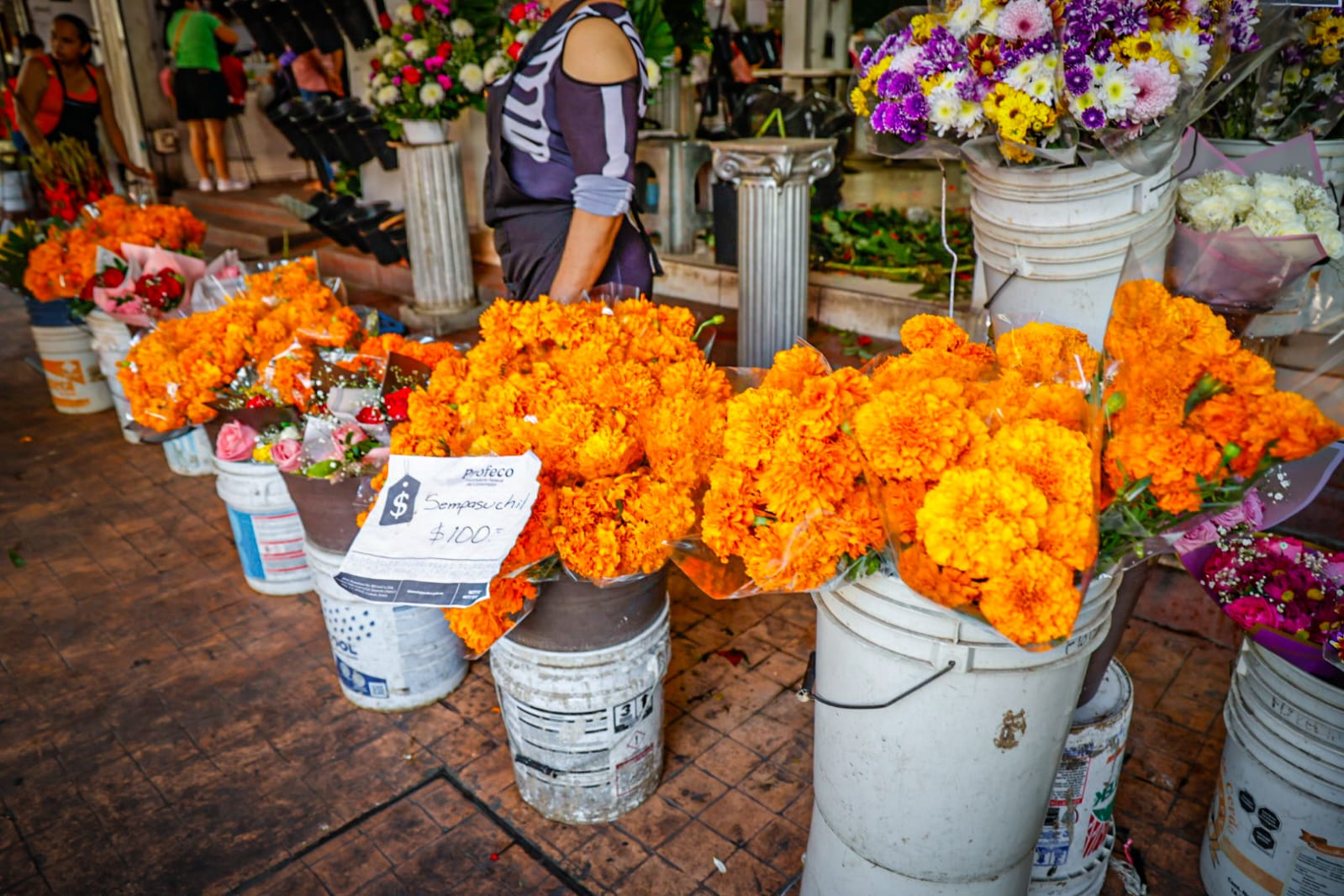 Venta de flores para el Día de Muertos