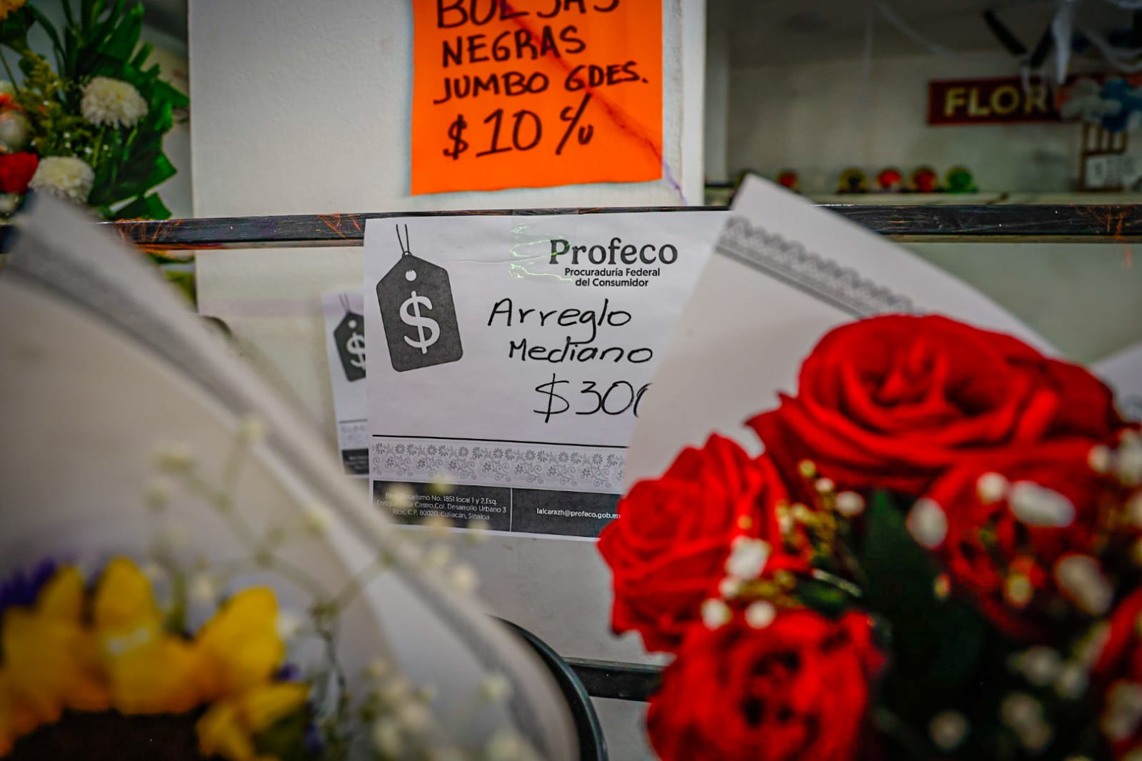 Venta de flores para el Día de Muertos