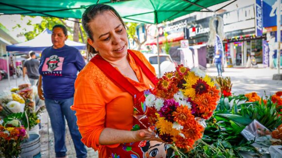 “Tarde y en mal estado”; bloqueos carreteros afectaron la llegada de flores para el Día de Muertos a Culiacán, Sinaloa