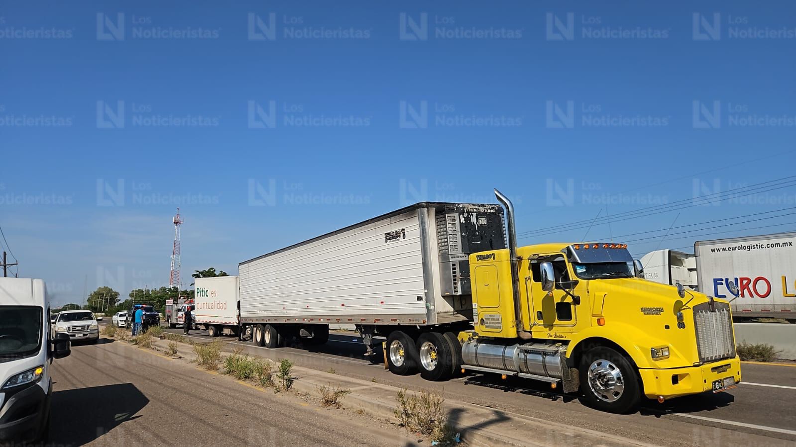 Dos lesionados deja fuerte choque entre dos unidades de transporte en la carretera Eldorado-Culiacán