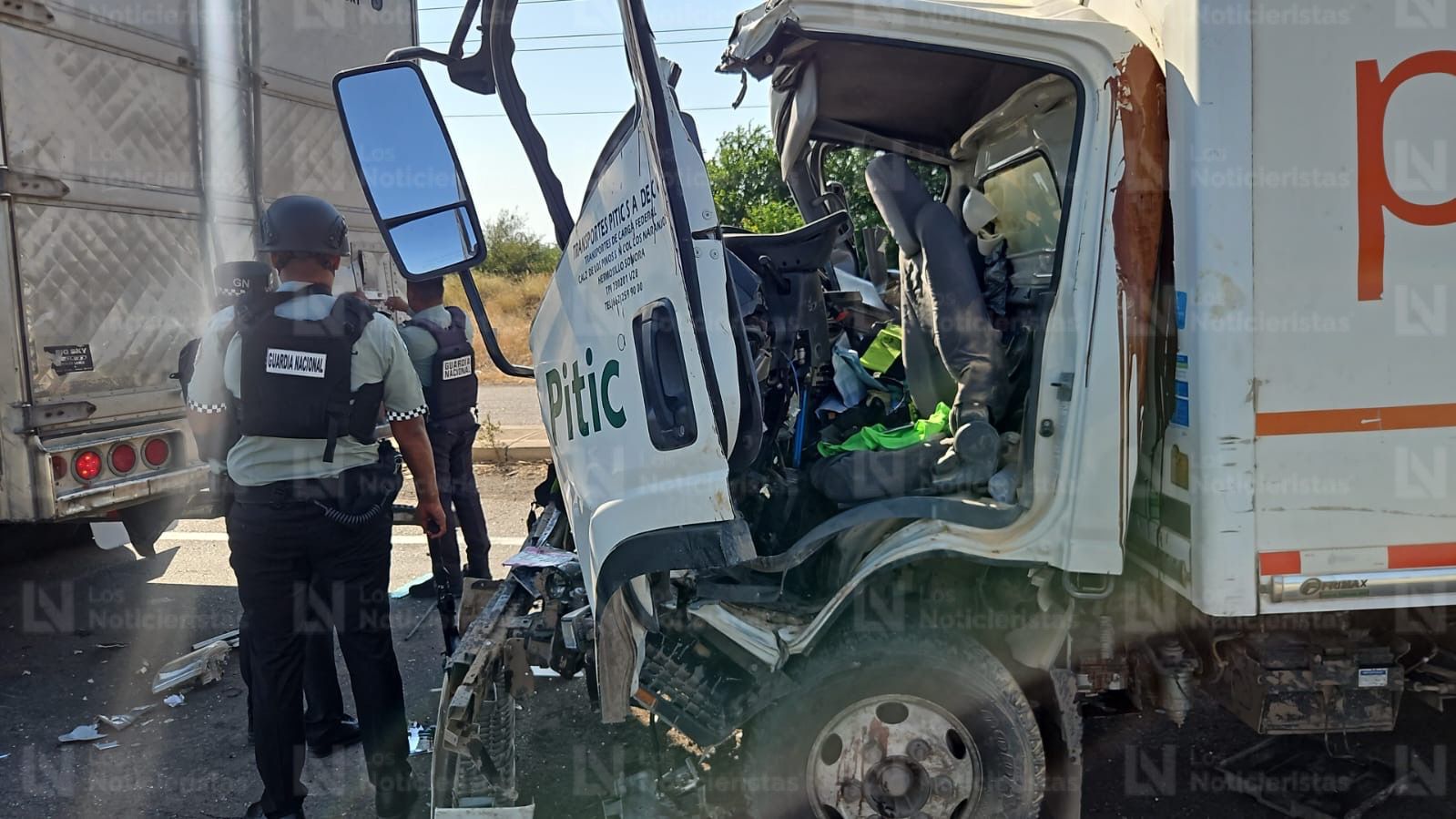 Dos lesionados deja fuerte choque entre dos unidades de transporte en la carretera Eldorado-Culiacán
