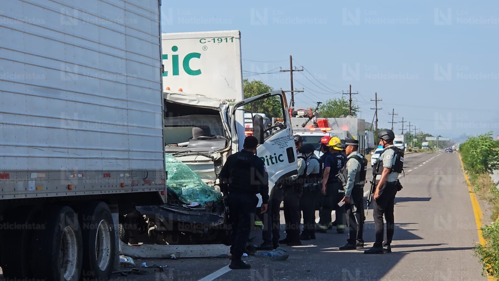 Dos lesionados deja fuerte choque entre dos unidades de transporte en la carretera Eldorado-Culiacán