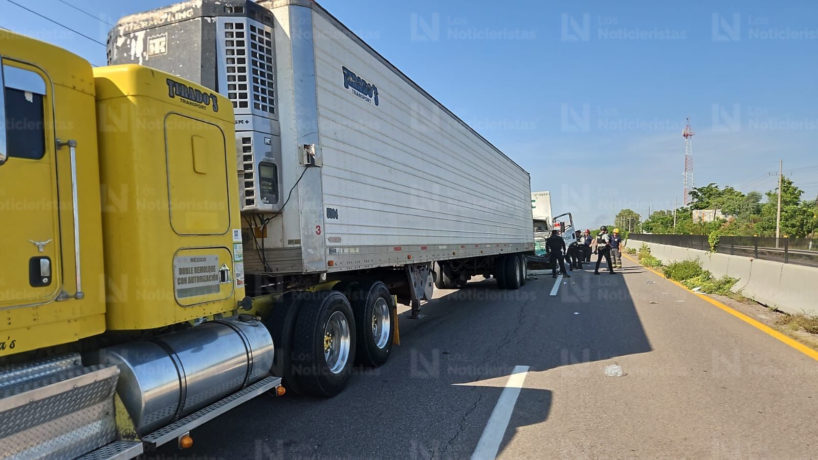 Dos lesionados deja fuerte choque entre dos unidades de transporte en la carretera Eldorado-Culiacán