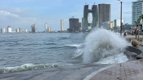 ‘Un espectáculo natural’, atrae marejada a turistas al Malecón de Mazatlán, Sinaloa; olas alcanzan por ‘Priscilla’, los tres metros