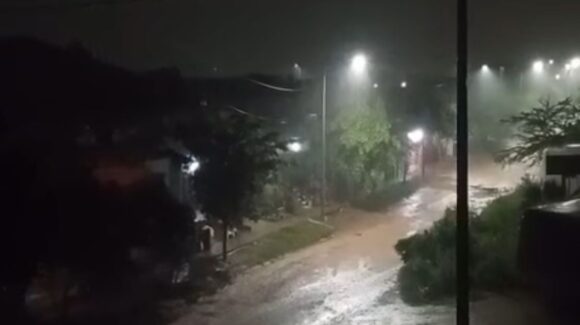 Amaneció lluvioso Mazatlán, Sinaloa; hay apagones e inundaciones en colonias y sindicaturas