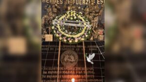 Corona de flores blancas en el funeral del Mayor "Nocturno", abatido en Tepuche, Culiacán