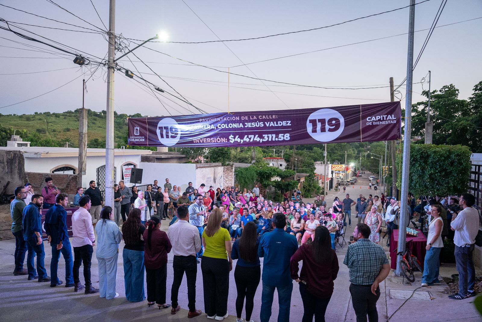 Gámez Mendívil entrega calle pavimentada en la Jesús Valdez, Culiacán, Sin.