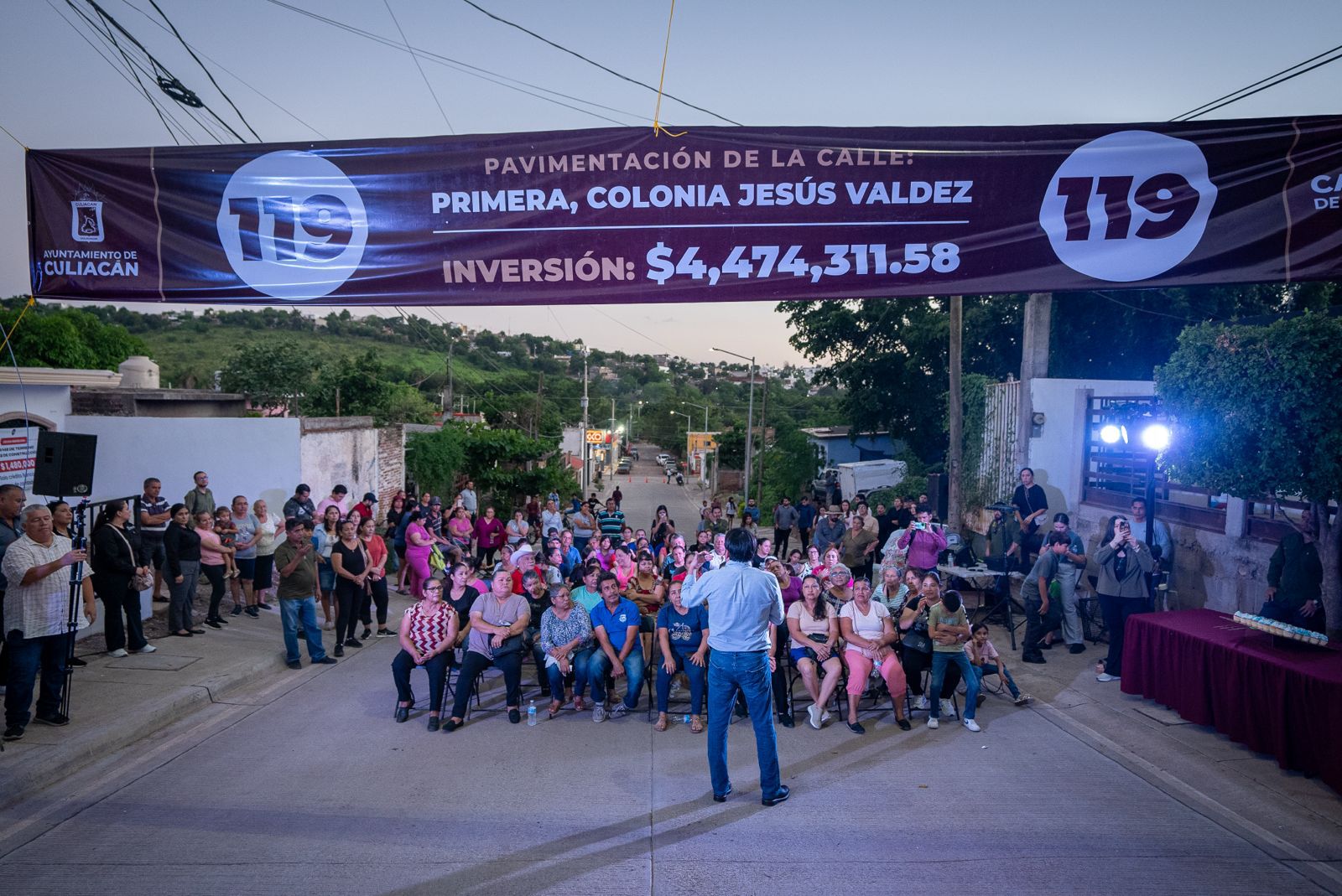 Gámez Mendívil entrega calle pavimentada en la Jesús Valdez, Culiacán, Sin.