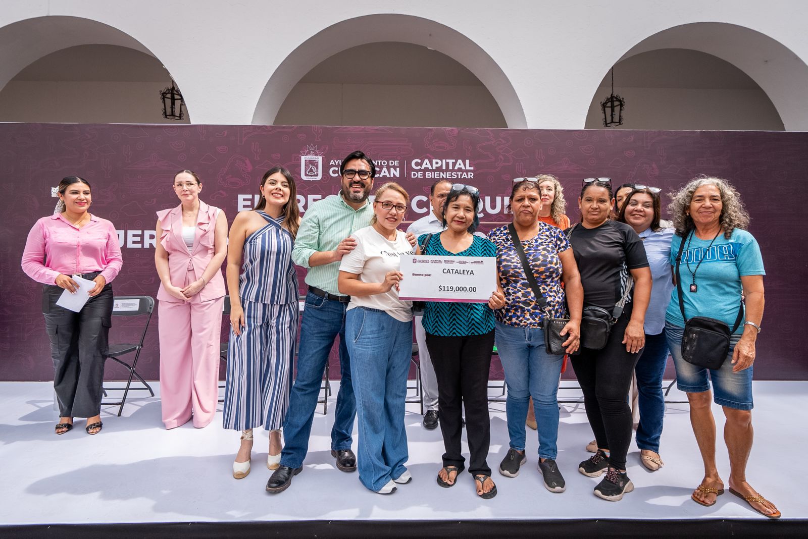 Entrega de cheques del programa "Mujeres Emprendedoras por el Bienestar" en Culiacán, Sin.