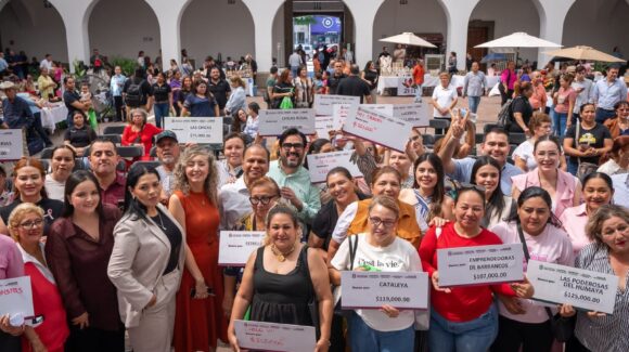 Gámez Mendívil entrega cheques del programa “Mujeres Emprendedoras por el Bienestar” en Culiacán, Sinaloa