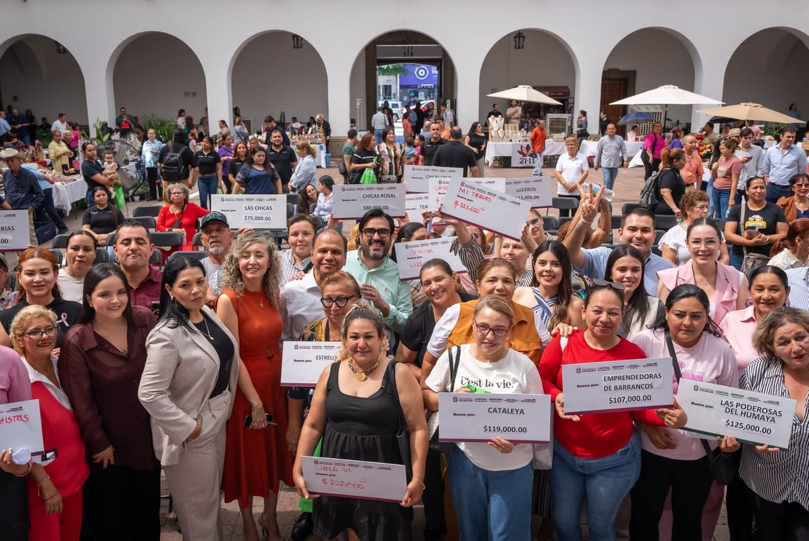 Entrega de cheques del programa "Mujeres Emprendedoras por el Bienestar" en Culiacán, Sin.